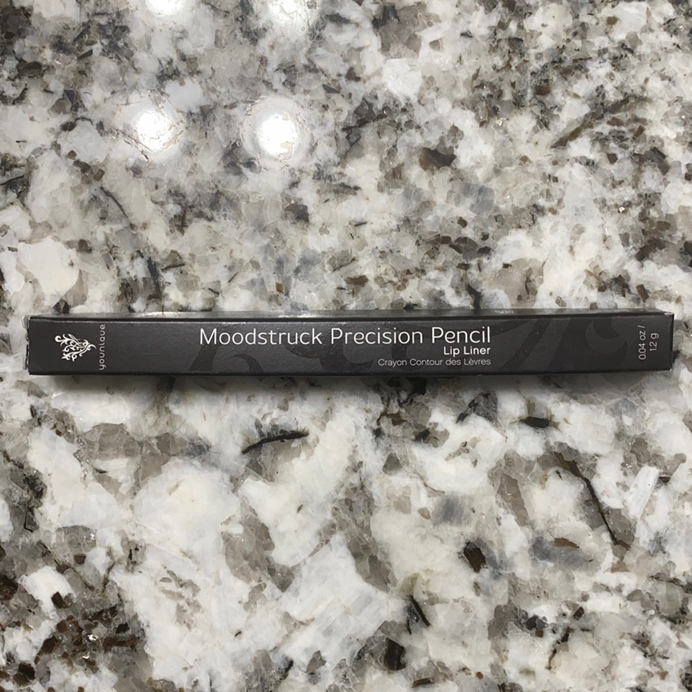 Pouty lip liner